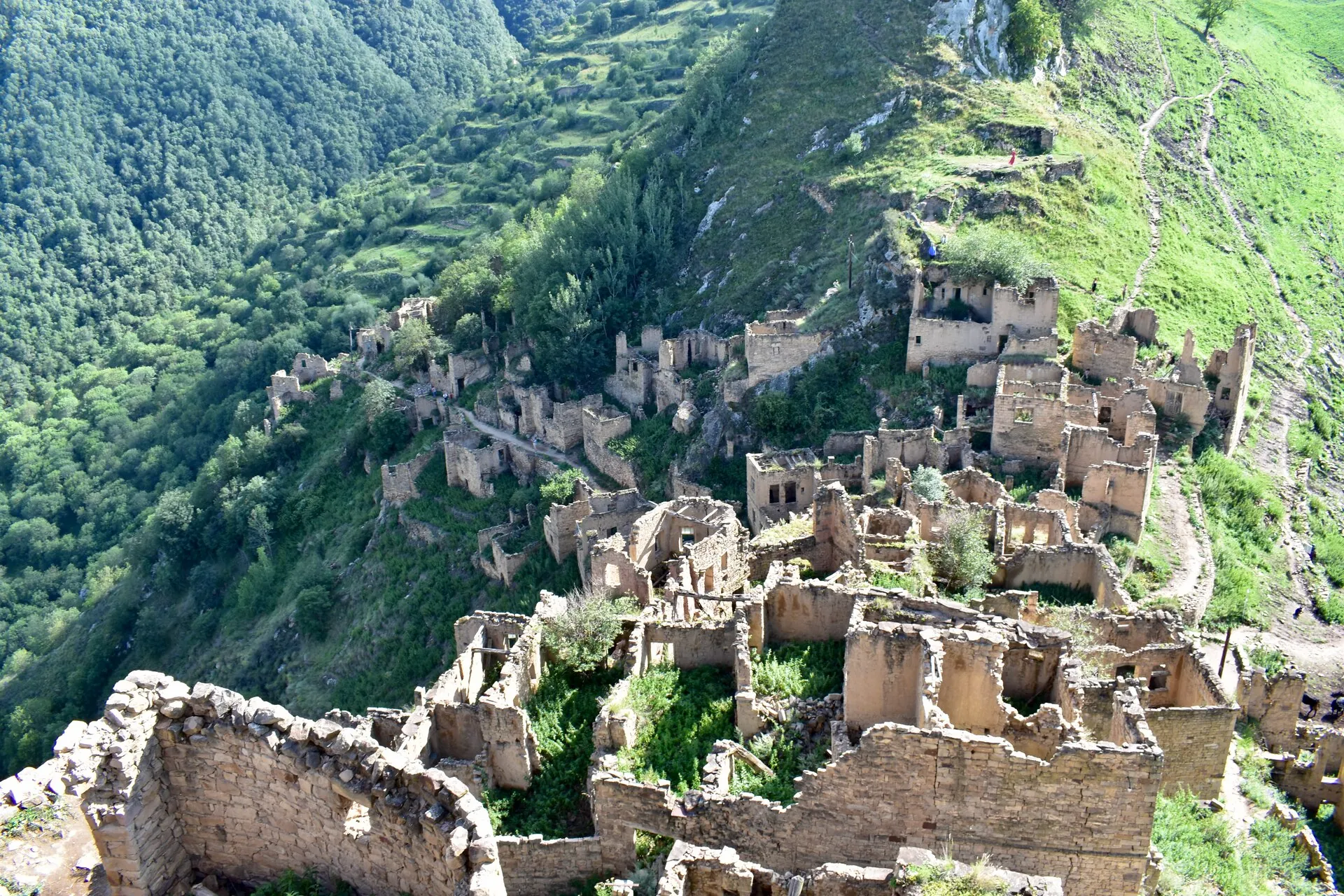 Каменные дома Гамсутля над ущельем